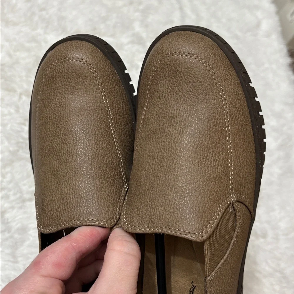 NWOT Easy Street Taupe Women’s Oriel Comfort Flats Slip On Size 6 NARROW